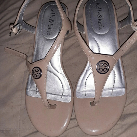 Kelly and katie - Picture 1 of 3